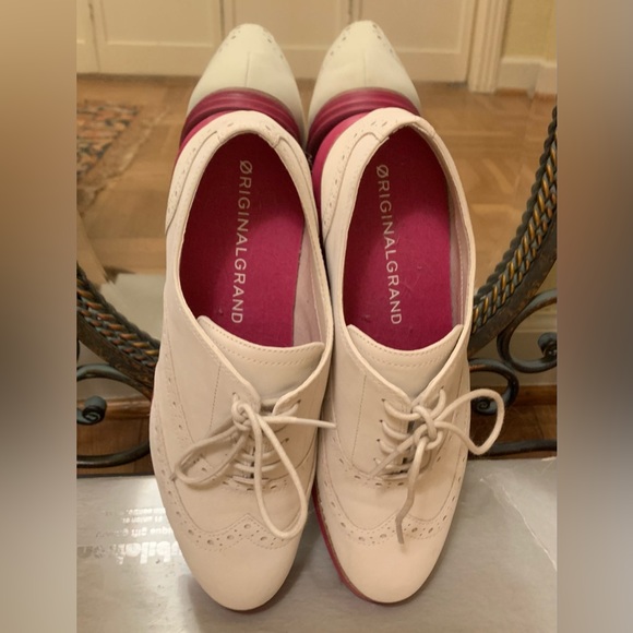 Cole Haan women’s loafers. Size 8.5. Cream leather and hot pink soles/lining - Picture 2 of 4